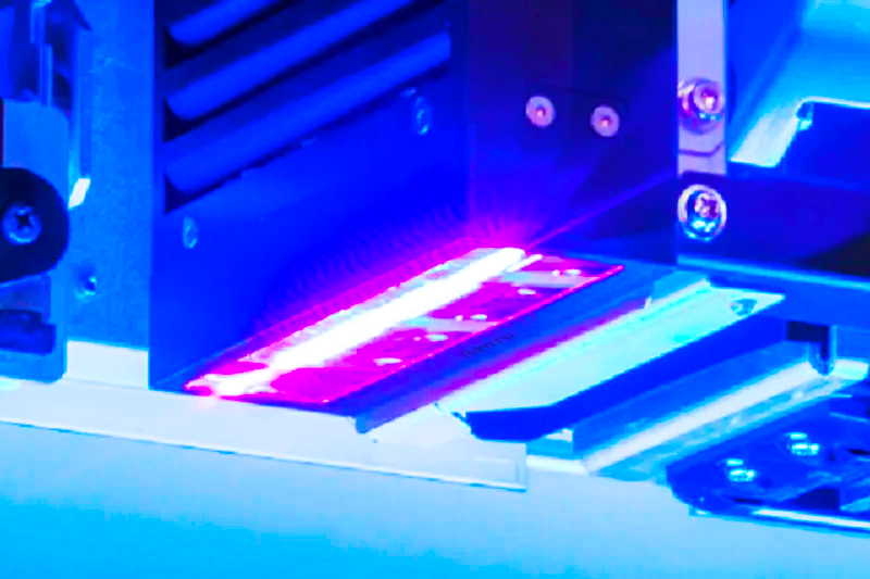 Планшетный уф принтер Roland LO-300-F2 имеет низкотемпературные регулируемые УФ-светодиодные лампы