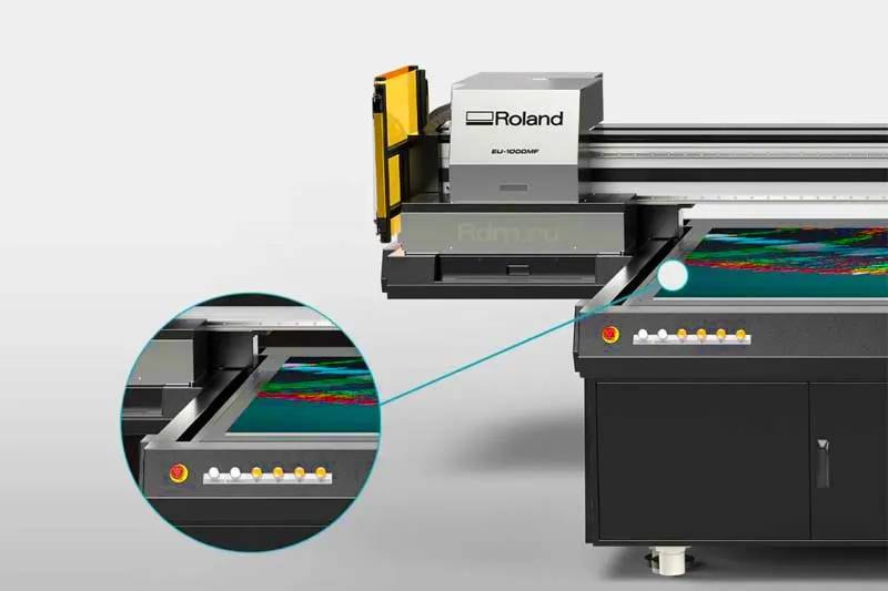 Планшетный уф-принтер Roland EU-1000MF имеет простую обработку материалов для печати 