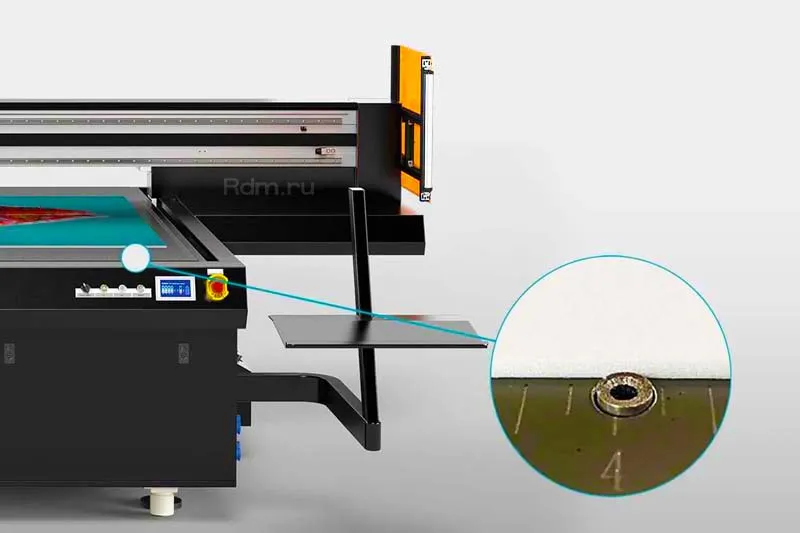 Планшетный уф-принтер Roland EU-1000MF имеет штифты для выравнивания материала для печати