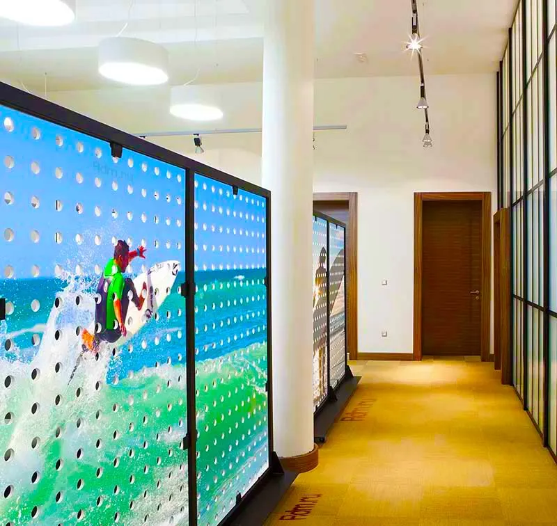 Планшетный уф-принтер Roland EU-1000MF печатает уникальные графические изделия