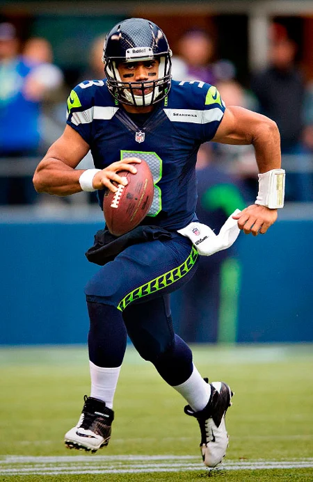 Квотербек команды Seattle Seahawks Рассел Уилсон в форме с яркими зелеными флуоресцентными вставками